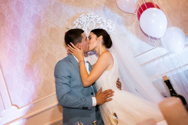 Couple Mariés Amoureux Embrasse Dans Restaurant Mariée Beau Voile Long — Photo