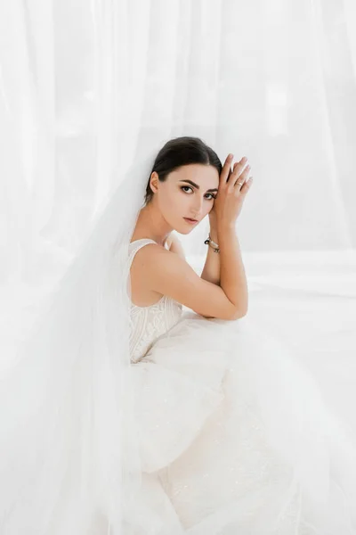 Noiva Feliz Com Véu Longo Bonito Buquê Casamento Cortinas Brancas — Fotografia de Stock