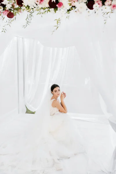 Ευτυχισμένη Νύφη Όμορφο Μακρύ Πέπλο Και Γαμήλιο Μπουκέτο Λευκές Κουρτίνες — Φωτογραφία Αρχείου