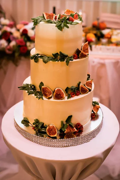Високий Триповерховий Весільний Торт Свіжими Фруктами Свині Ята — стокове фото