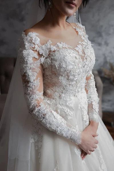 Glückliche Braut Und Bräutigam Lachen Und Küssen Fröhliche Elegante Braut — Stockfoto