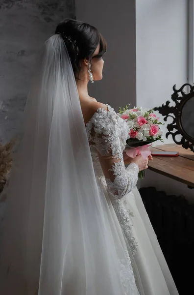 Felice Sposa Sposo Ridere Baciare Sposa Allegra Elegante Vicino Alla — Foto Stock