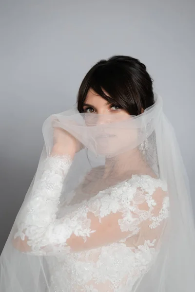 Счастливая Невеста Жених Смеются Целуются Веселая Элегантная Невеста Окна Полная — стоковое фото