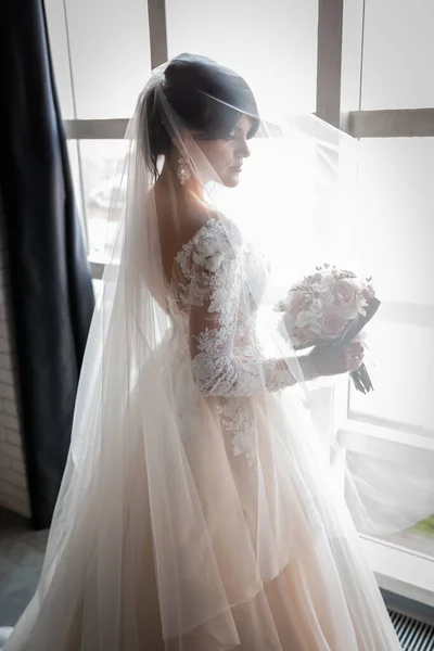 Gelukkige Bruid Bruidegom Lachen Zoenen Vrolijke Elegante Bruid Bij Het — Stockfoto