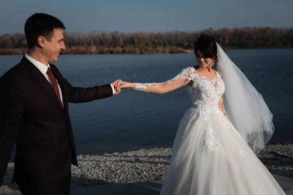 Noiva Feliz Noivo Rir Beijo Cheerful Noiva Elegante Perto Janela — Fotografia de Stock