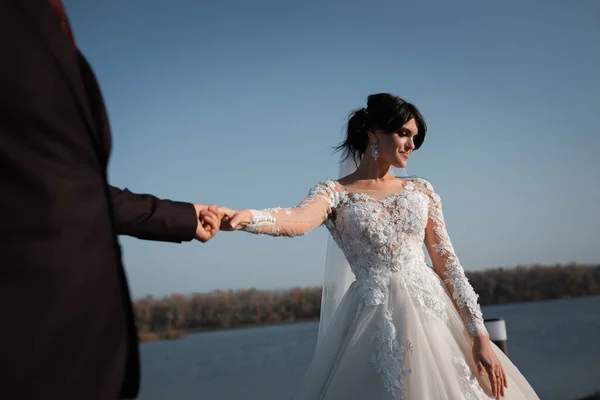 Felice Sposa Sposo Ridere Baciare Sposa Allegra Elegante Vicino Alla — Foto Stock