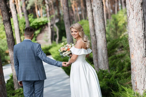 Casal Casamento Sorridente Amor Floresta Segurar Mãos Abraço Dia Ensolarado — Fotografia de Stock