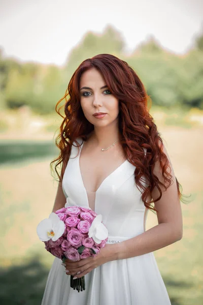 Vytříbená Ženská Dáma Rudými Vlasy Bílých Šatech Šťastná Spokojená Nevěsta — Stock fotografie