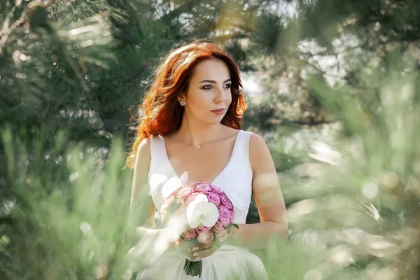 Femme Raffinée Aux Cheveux Roux Dans Une Robe Blanche Une — Photo