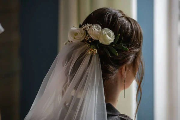 Jong Gelukkig Verliefd Stel Bruid Heeft Donker Haar Een Lange — Stockfoto