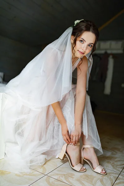 Jeune Mariée Brune Dans Une Robe Mariée Posant Près Fenêtre — Photo