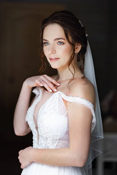 Junge Brünette Braut Brautkleid Posiert Fenster Schultergurt Fallen Lassen — Stockfoto