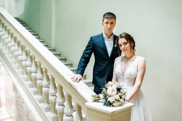 Young Happy Couple Love Bride Has Dark Hair Long Veil — Fotografia de Stock