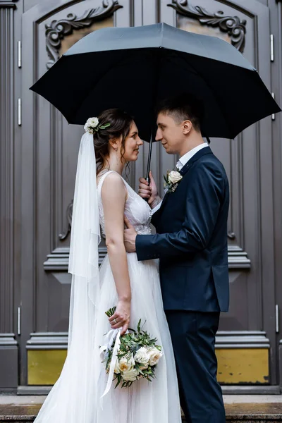 Siyah Bir Şemsiye Altında Birlikte Aşık Genç Bir Çift Gelinin — Stok fotoğraf
