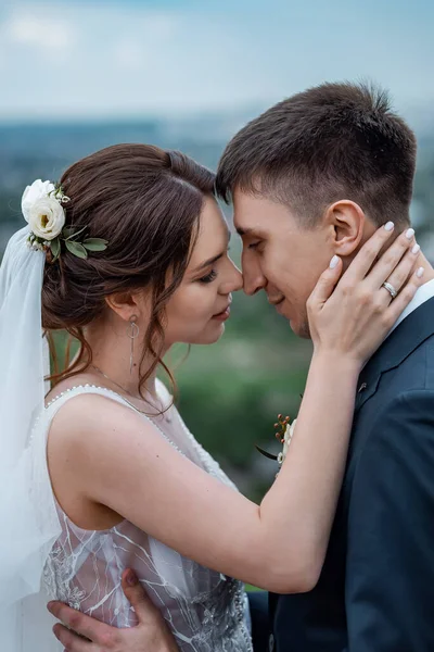 Gelin Damat Bulutlu Bir Gökyüzünün Arka Planında Rüzgarda Uçuşan Güzel — Stok fotoğraf