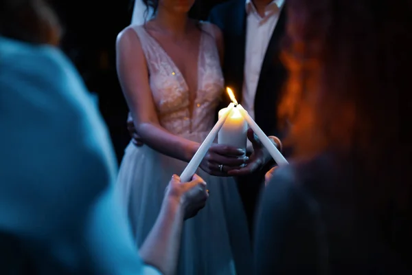 Молодая Счастливая Влюбленная Пара Невесты Тёмные Волосы Длинная Вуаль Букет — стоковое фото