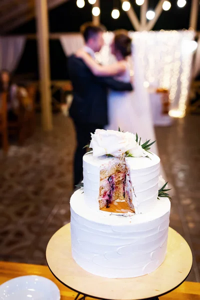 Wedding Cake Decorated Fresh Flowers Appetizing Sweets — Foto de Stock