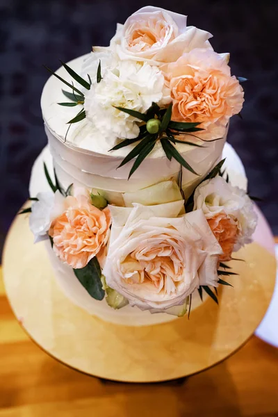 Taze çiçeklerle süslenmiş düğün pastası. İştah açıcı tatlılar