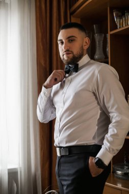 Güzel bir düğün çifti. Mutlu gelin ve lüks koca..