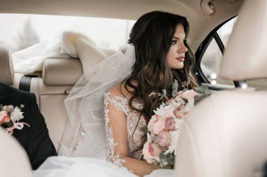 Güzel bir düğün çifti. Mutlu gelin ve lüks koca..