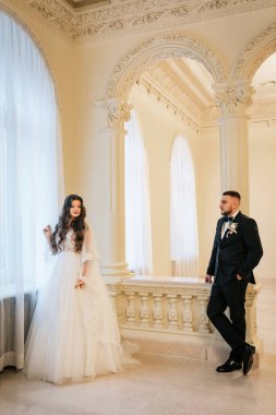 Güzel bir düğün çifti. Mutlu gelin ve lüks koca..