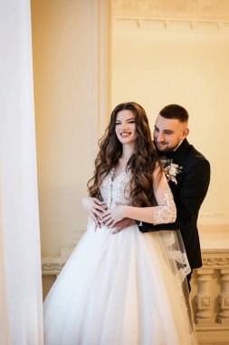 Güzel bir düğün çifti. Mutlu gelin ve lüks koca..