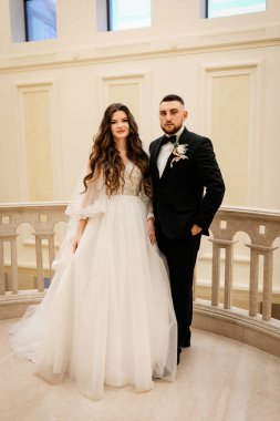 Güzel bir düğün çifti. Mutlu gelin ve lüks koca..