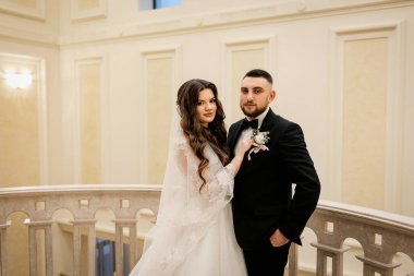 Güzel bir düğün çifti. Mutlu gelin ve lüks koca..