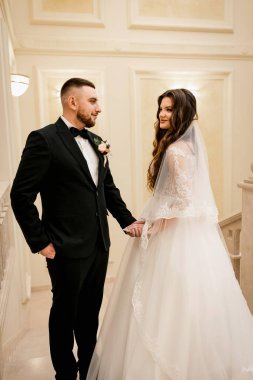 Güzel bir düğün çifti. Mutlu gelin ve lüks koca..