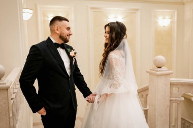 Güzel bir düğün çifti. Mutlu gelin ve lüks koca..