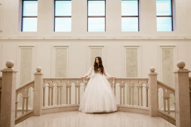 Uzun peçeli, mutlu bir gelin. mermer merdiven