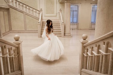 Uzun peçeli, mutlu bir gelin. mermer merdiven