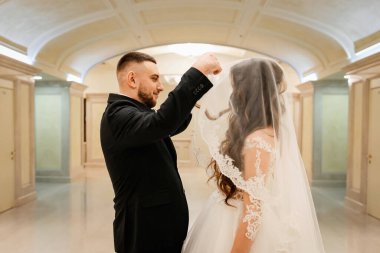 Güzel bir düğün çifti. Mutlu gelin ve lüks koca..