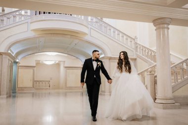 Güzel bir düğün çifti. Mutlu gelin ve lüks koca..