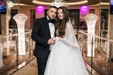 Güzel bir düğün çifti. Mutlu gelin ve lüks koca..