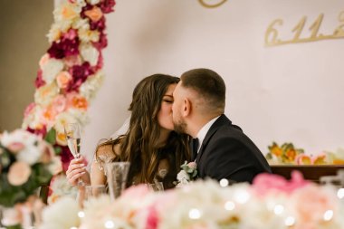 Güzel bir düğün çifti. Mutlu gelin ve lüks koca..