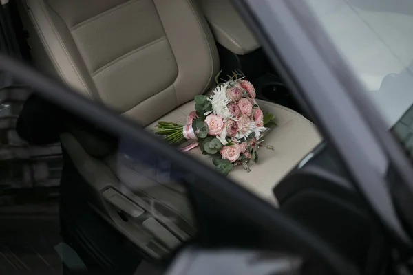 Свадебный Букет Лежит Сиденье Автомобиля — стоковое фото