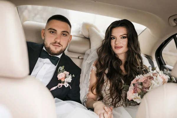 Beautiful Wedding Couple Happy Bride Luxurious Husband Car — Stock fotografie