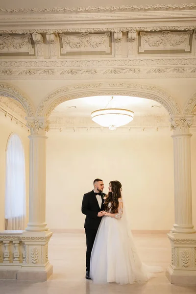 Schönes Hochzeitspaar Glückliche Braut Und Luxuriöser Ehemann — Stockfoto