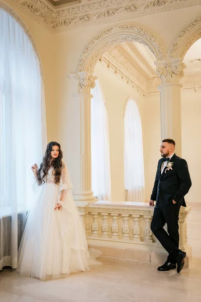Schönes Hochzeitspaar Glückliche Braut Und Luxuriöser Ehemann — Stockfoto