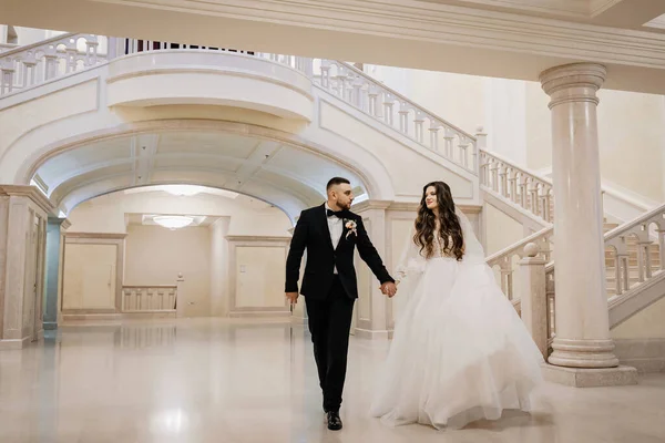 Güzel bir düğün çifti. Mutlu gelin ve lüks koca..