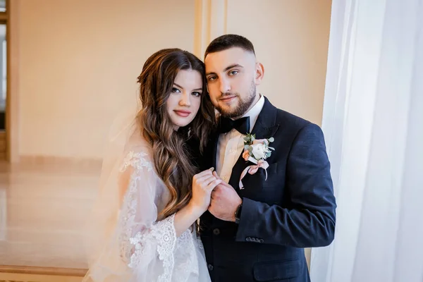 Beautiful Wedding Couple Happy Bride Luxurious Husband — Zdjęcie stockowe