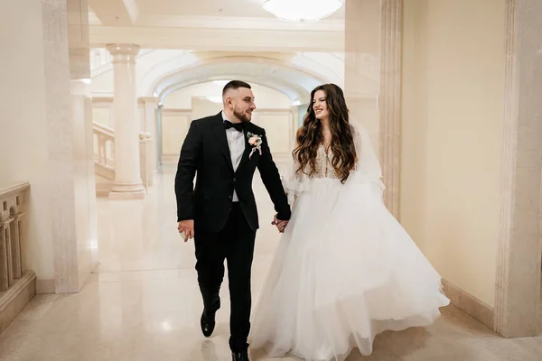 Beautiful Wedding Couple Happy Bride Luxurious Husband Marble Staircase — Zdjęcie stockowe