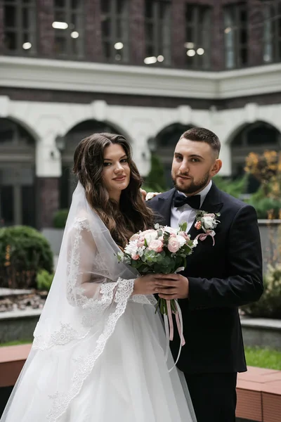 Beautiful Wedding Couple Happy Bride Luxurious Husband — Zdjęcie stockowe