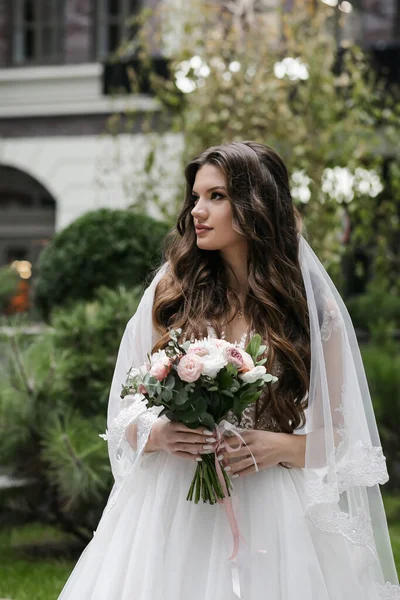 Charming Happy Bride Long Veil Green Park Background — Stockfoto