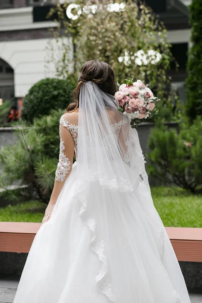 Affascinante Sposa Felice Con Lungo Velo Parco Verde Sullo Sfondo — Foto Stock