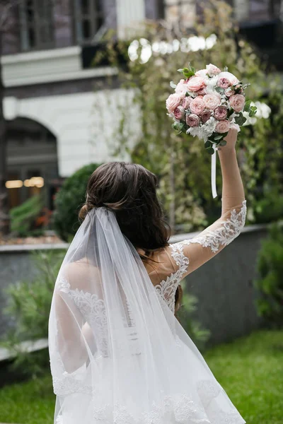 Affascinante Sposa Felice Con Lungo Velo Parco Verde Sullo Sfondo — Foto Stock