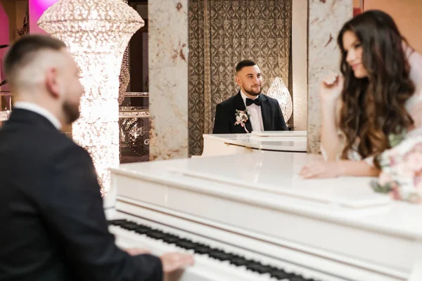 Elegante Sposo Giacca Cravatta Dietro Pianoforte Bianco — Foto Stock