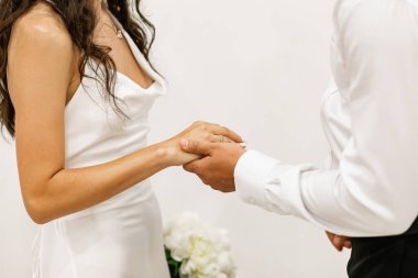 Nüfus dairesinde alyans değişimi anı. Mutlu evlilik çifti