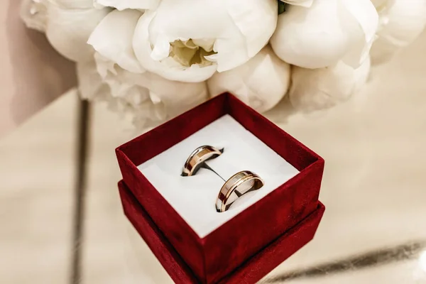 Anéis Casamento Ouro Uma Caixa Veludo Vermelho Flores Brancas Feriado — Fotografia de Stock